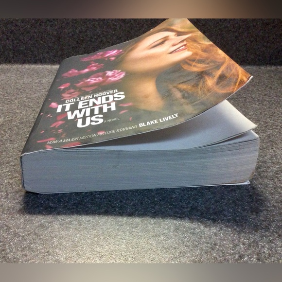 It Ends with Us A Novel - Paperback, by Hoover Colleen - Very Good - Picture 3 of 3